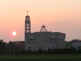 Zachód słońca przy kościele