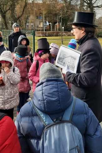 Pan Kamil opowiada o historii Zawadzkiego