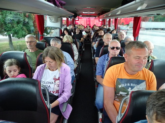 Autobus na wycieczce PTKK jak zwykle  - wesoły