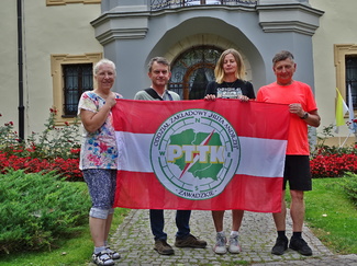 Grupa Znienacka przy pałacu w Kamieniu Śl.
