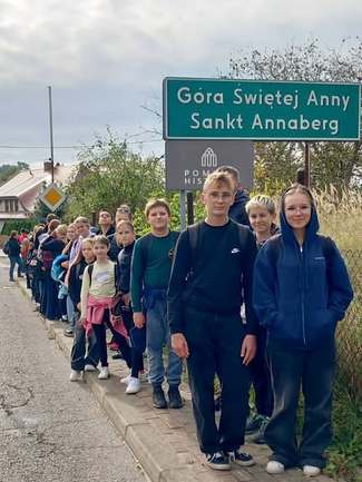 Młodzież w drodze na Górę Św. Anny